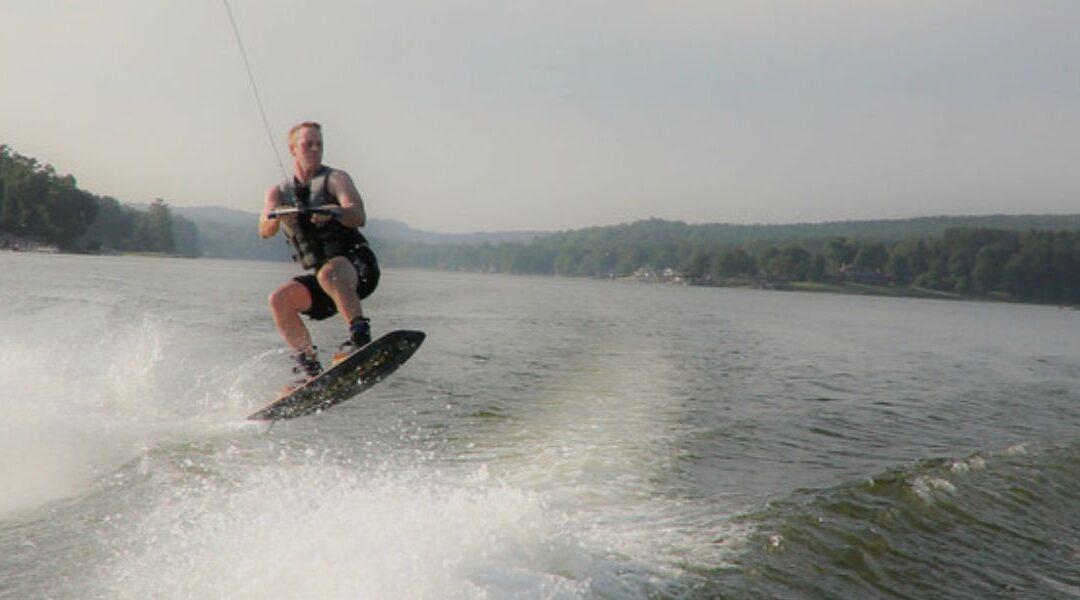 Wakeboarding and Wakesurfing – Which One Is Right for You?